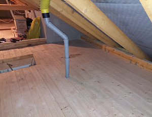 Zateplení stropu rodinného domu pomocí foukané izolace